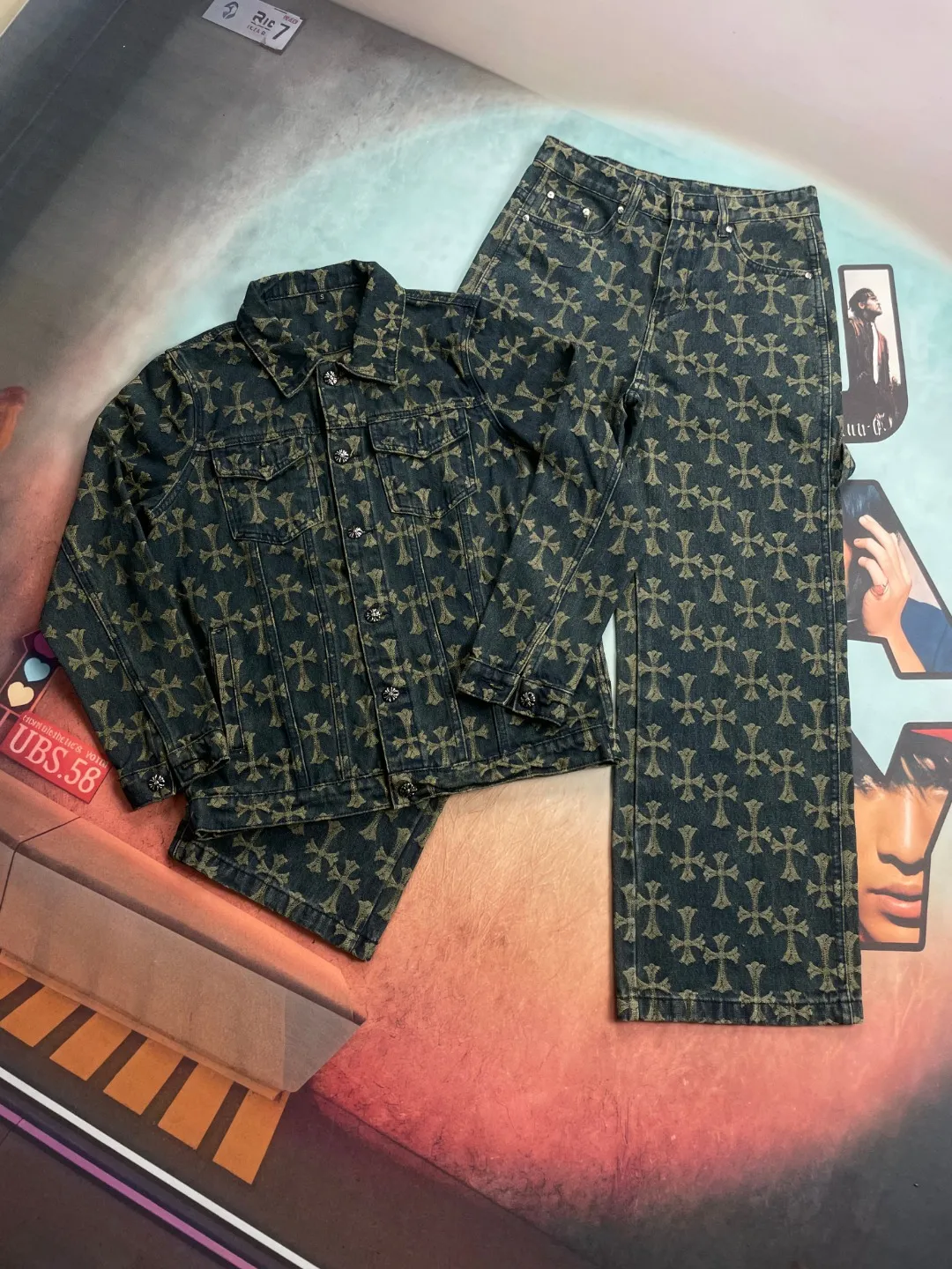 🅿️250 🔘Style No.-KL311 🔘Cro Heart𝐂𝐡𝐫𝐨𝐦𝐞 𝐇𝐞𝐚𝐫𝐭 CH All-over Printed Jacquard Bootcut Jeans* This new 2024 autumn cross-printed jeans continues the unique style of Croix Heart. The iconic cross is printed all over the design, which is eye-catching and unique, highlighting the brand's genes. Made of 100% denim cotton fabric with heavy thread count, it is stiff and stylish, maintaining a tough appearance while being soft and skin-friendly, breathable and comfortable, suitable for daily wear. The silver buckle design on the lapel adds a refined texture, and the custom hardware details are exquisite to enhance the overall style. The dark yellow cross logo is all over the body of the pants, which is generous and individual without being too exaggerated. Designed in the same style for couples, both men and women can easily wear it. Complete with three standards, it is different from the ordinary version, and the quality is guaranteed. Whether it is paired with a simple T-shirt to create a casual style, or combined with a personalized top to show a trendy feel, it can be perfectly adapted.  Size: S M L XL XXL (28.30.32.34.36) Color: Blue